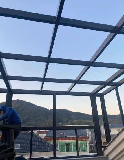 无论是晶莹剔透的玻璃隔断